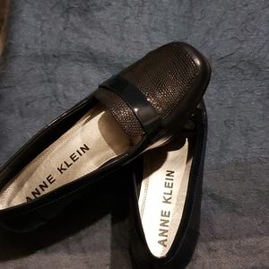 Never worn Anne Klein navy  blue flex flat sz 8.5